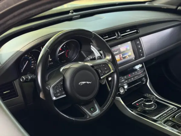 Jaguar XF 9
