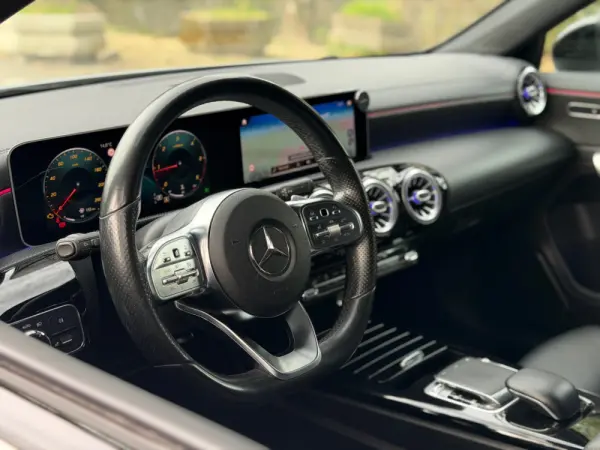 Mercedes-Benz A 180 d 7G-DCT AMG Line 9