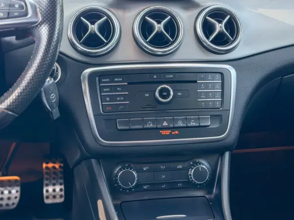 Mercedes-Benz CLA 200 d 7G-DCT AMG Line 12