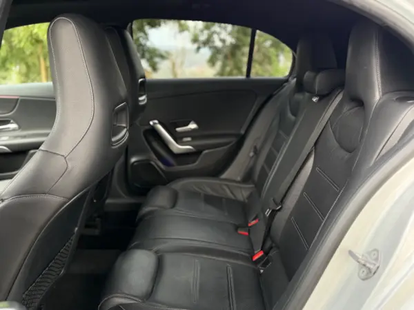 Mercedes-Benz A 180 d 7G-DCT AMG Line 12