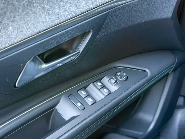 Peugeot 3008 1.6 Hybrid Allure e-EAT8 11