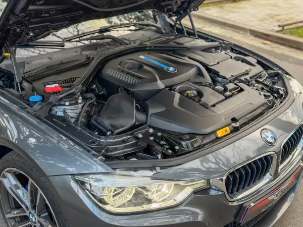 BMW 330 e iPerformance Pack M 7