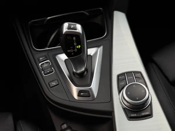 BMW 330 e iPerformance Pack M 19