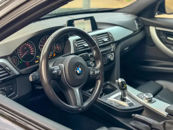 BMW 330 e iPerformance Pack M 12