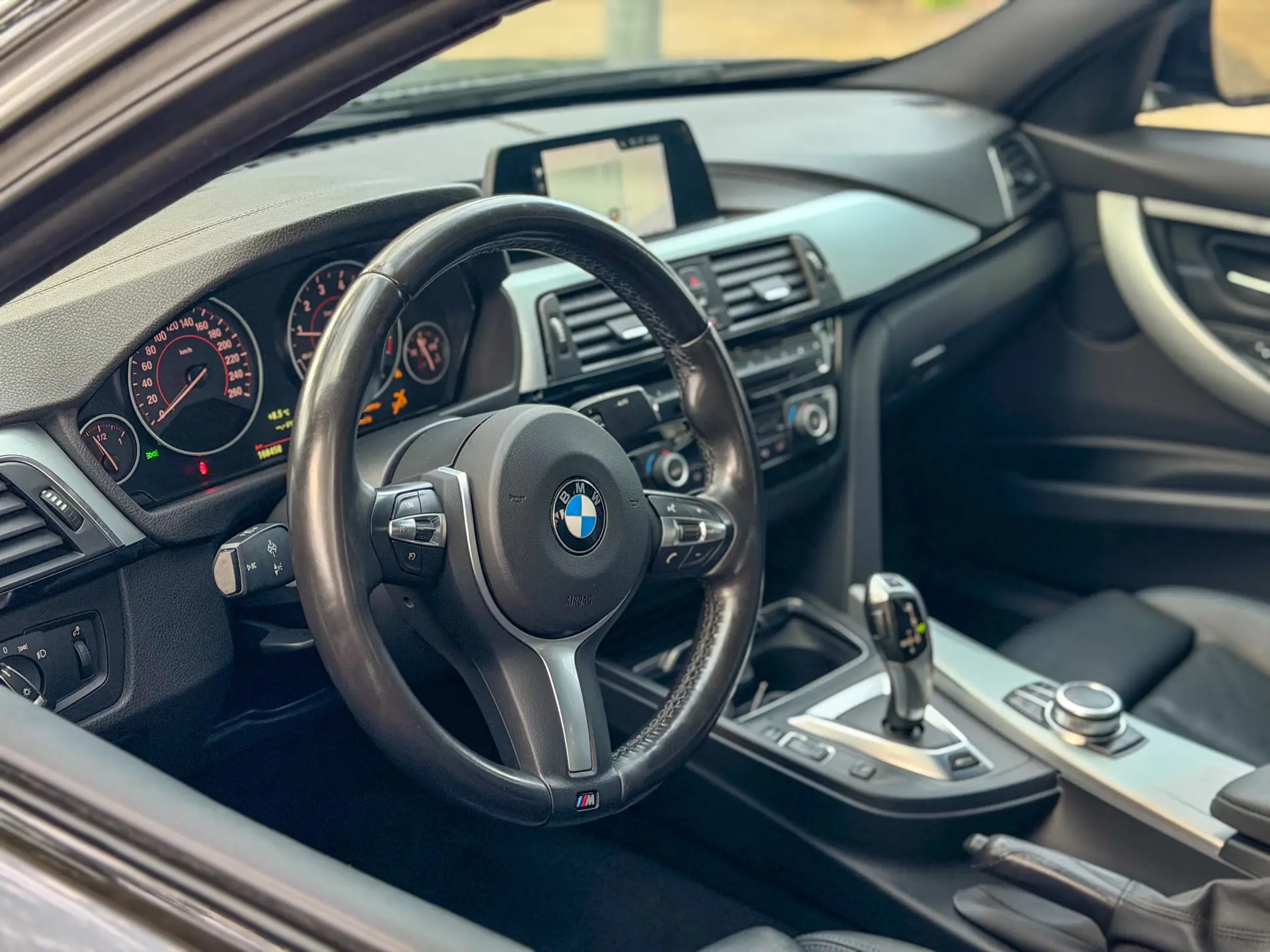 BMW 330 e iPerformance Pack M 12