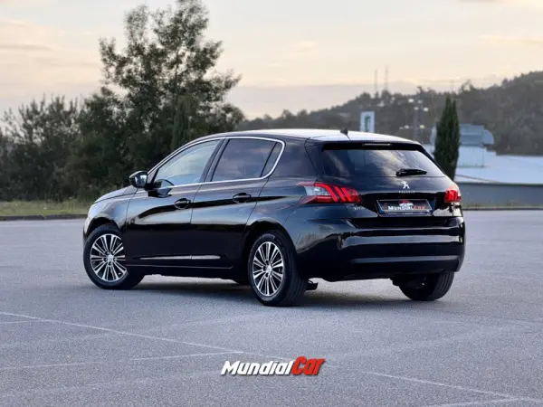 Peugeot 308 1.2 PureTech Allure EAT8 12