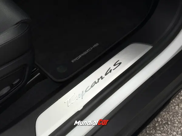 Porsche Taycan Cross Turismo 4S 26