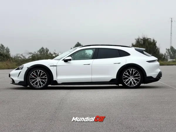 Porsche Taycan Cross Turismo 4S 11