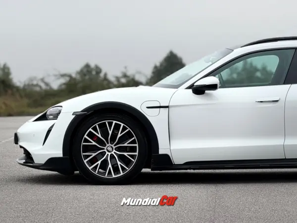 Porsche Taycan Cross Turismo 4S 17