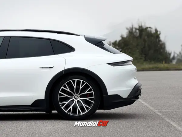 Porsche Taycan Cross Turismo 4S 18