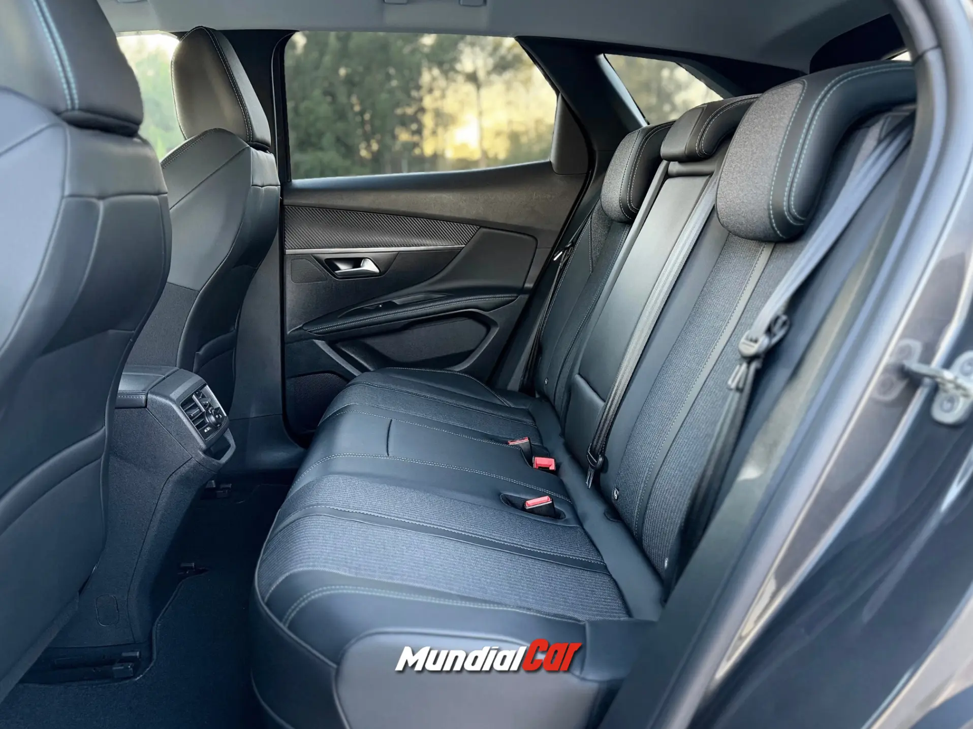 Peugeot 3008 1.6 Hybrid Allure e-EAT8 6