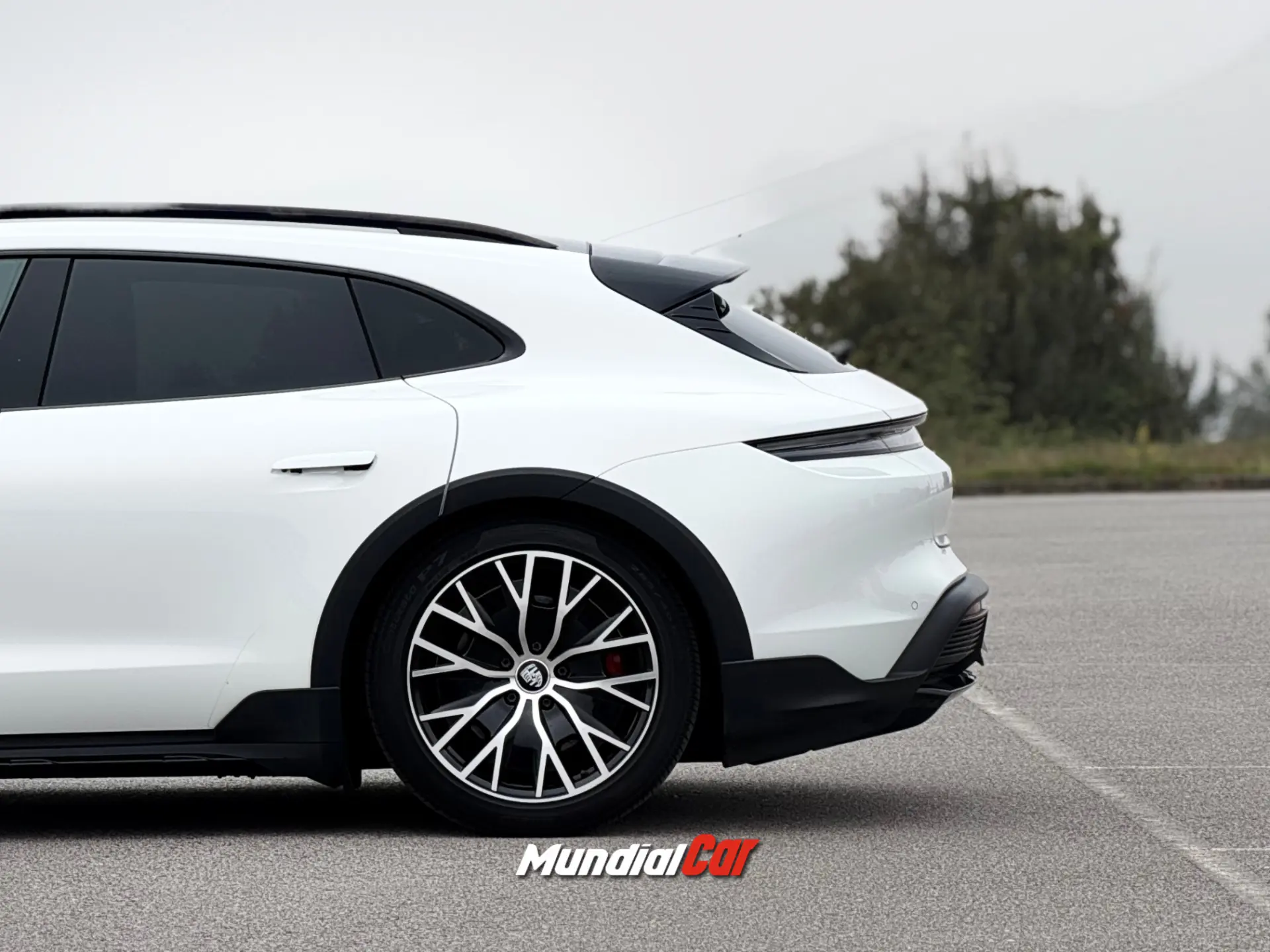 Porsche Taycan Cross Turismo 4S 18