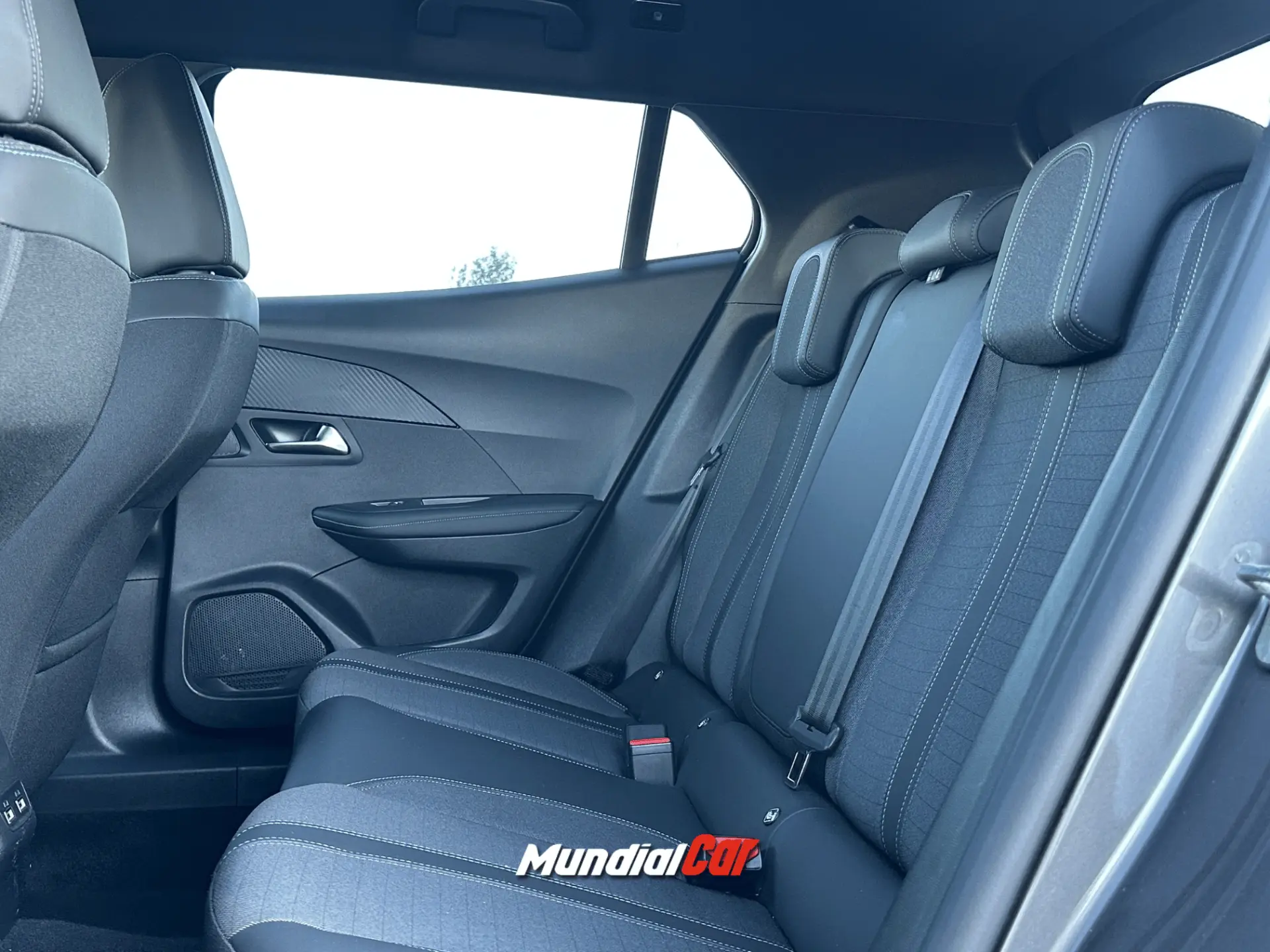 Peugeot 2008 1.2 PureTech Allure EAT8 10