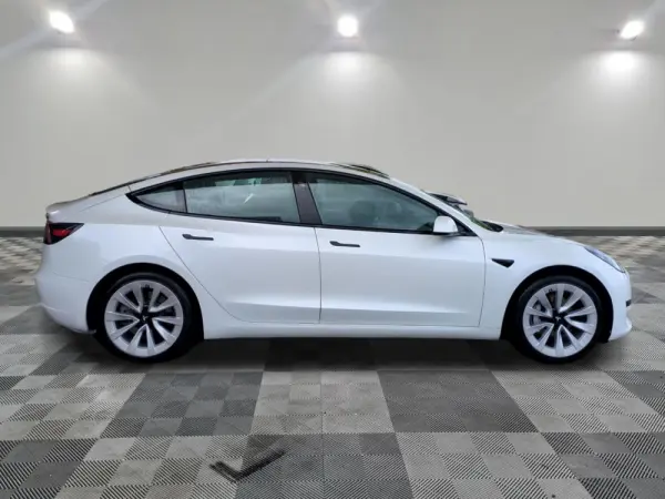 Tesla Model 3 Standard Range Plus RWD 2
