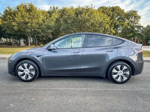 Tesla Model Y Long Range Dual Motor AWD 6