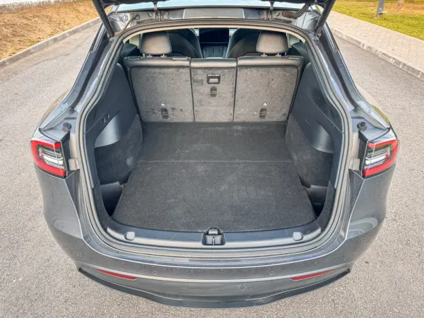 Tesla Model Y Long Range Dual Motor AWD 11