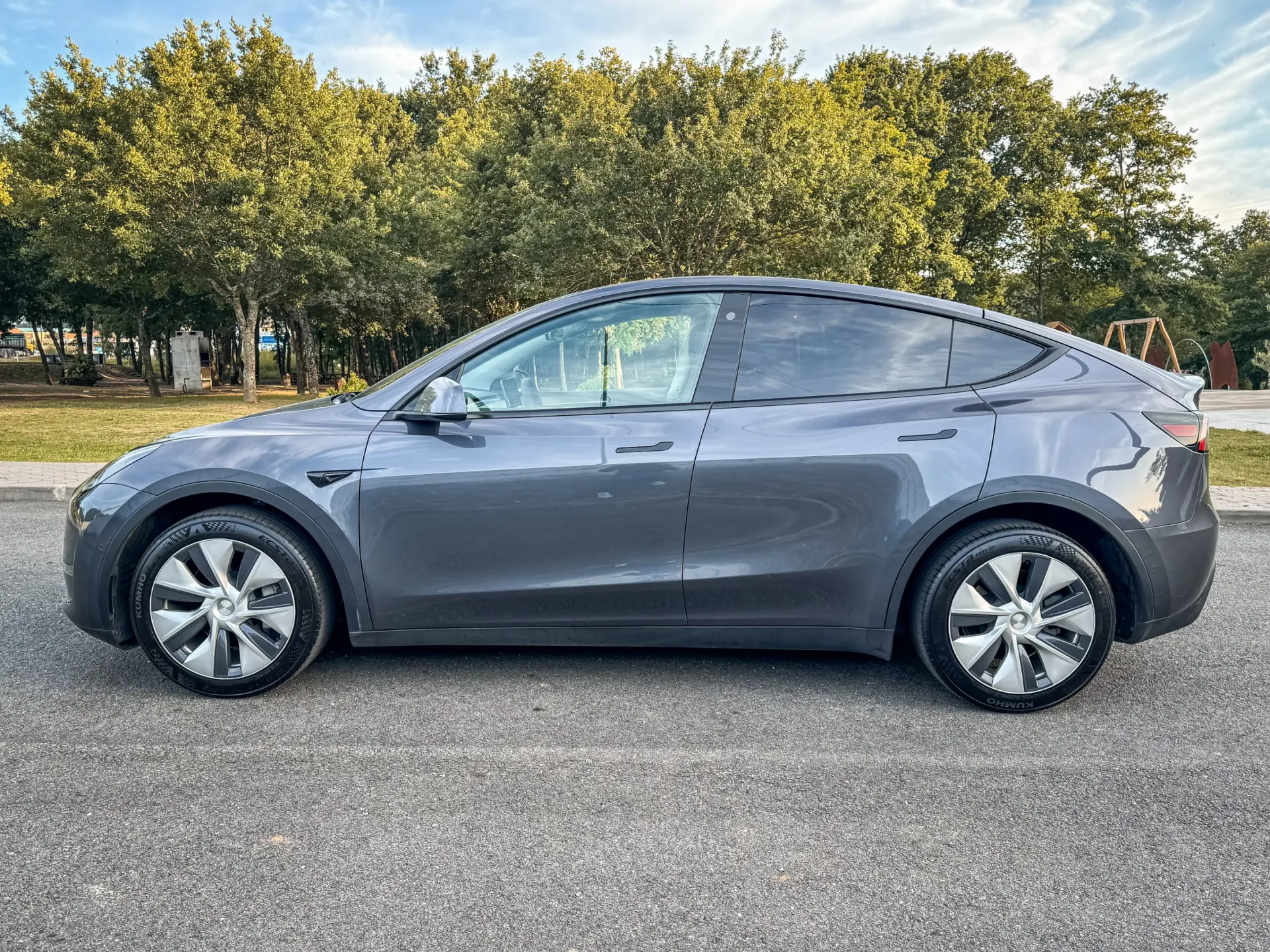 Tesla Model Y Long Range Dual Motor AWD 6