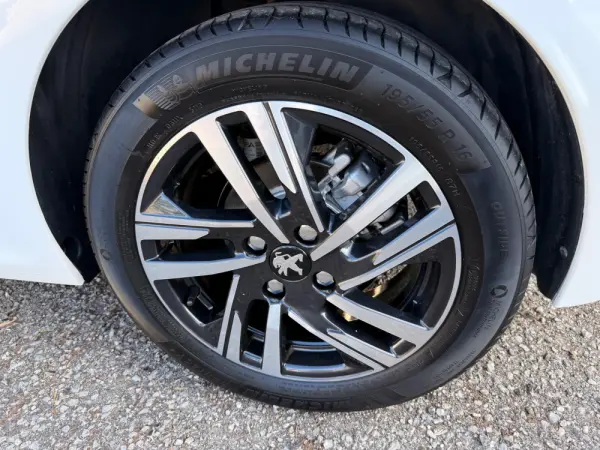 Peugeot 208 1.2 PureTech Allure Pack 32