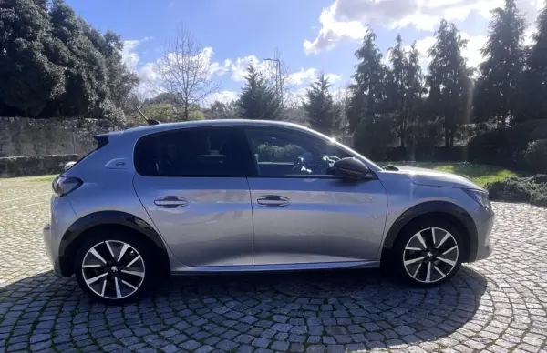 Peugeot e-208 50 kWh GT Pack 8