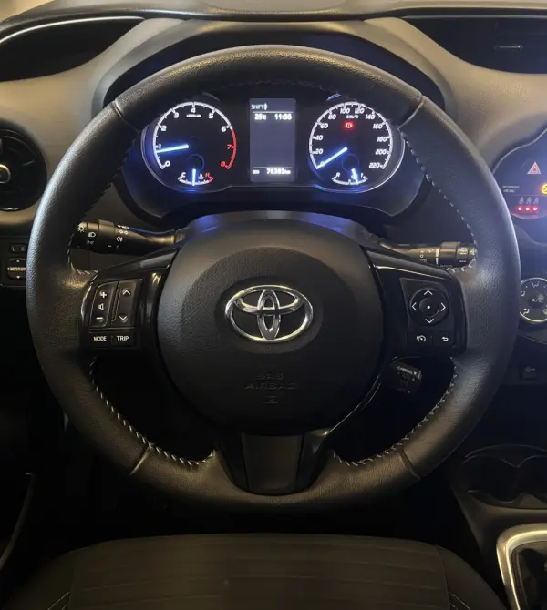 Toyota Yaris 1.0 VVT-i Connect 19