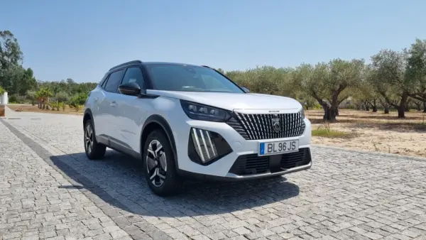 Peugeot 2008 1.2 PureTech GT EAT8 4