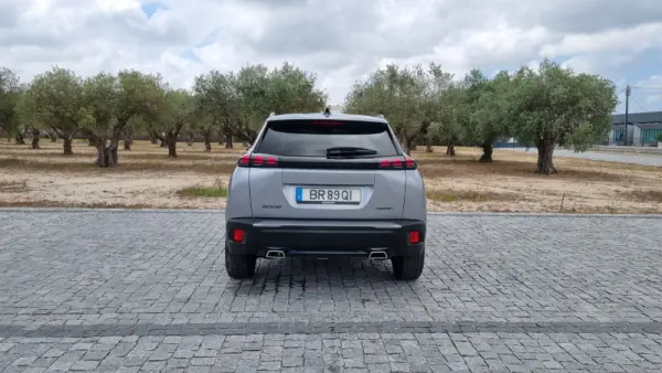Peugeot 2008 1.2 Hybrid Allure 6