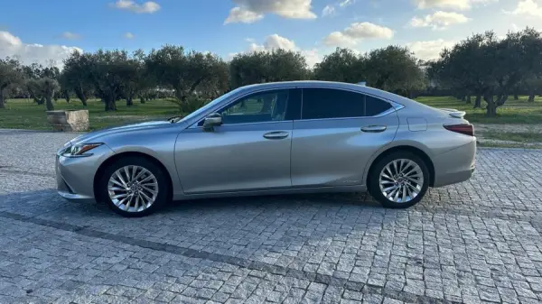 Lexus ES 300h Executive+ 6