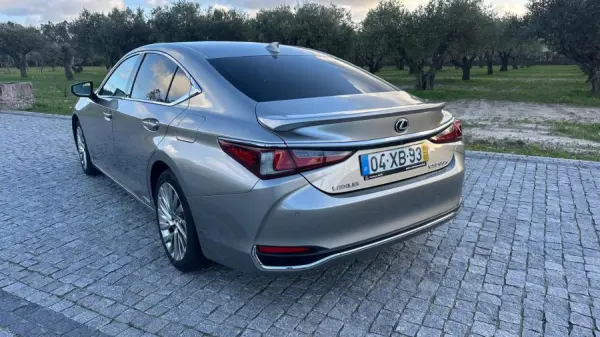 Lexus ES 300h Executive+ 9