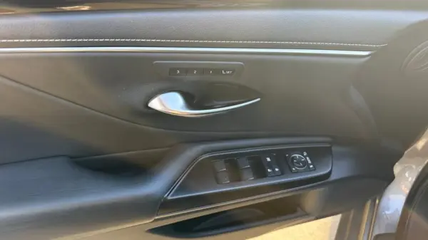 Lexus ES 300h Executive+ 16