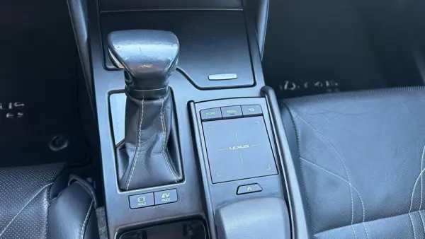 Lexus ES 300h Executive+ 17