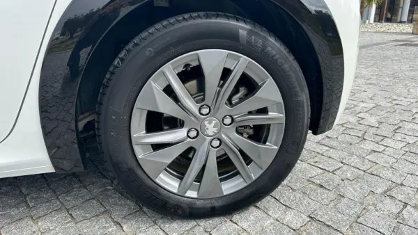 Peugeot e-208 50 kWh Allure 7