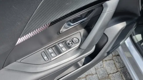 Peugeot 2008 1.2 Hybrid Allure 15