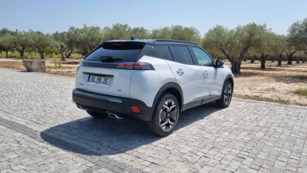 Peugeot 2008 1.2 PureTech GT EAT8 5
