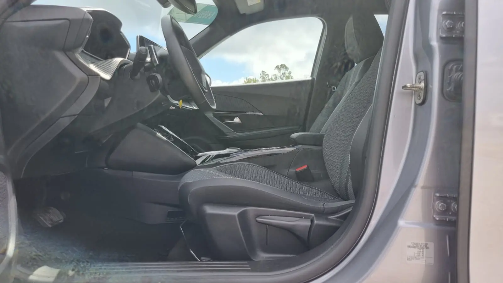 Peugeot 2008 1.2 Hybrid Allure 18