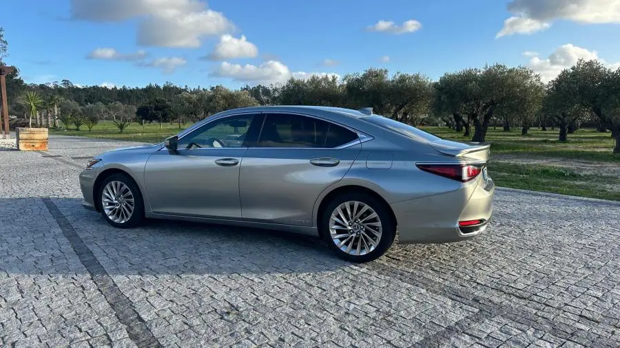 Lexus ES 300h Executive+ 8