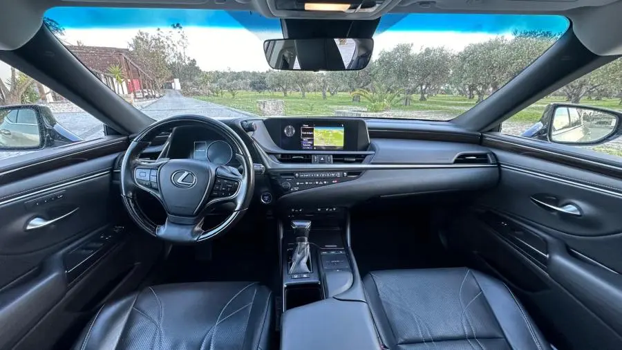 Lexus ES 300h Executive+ 13