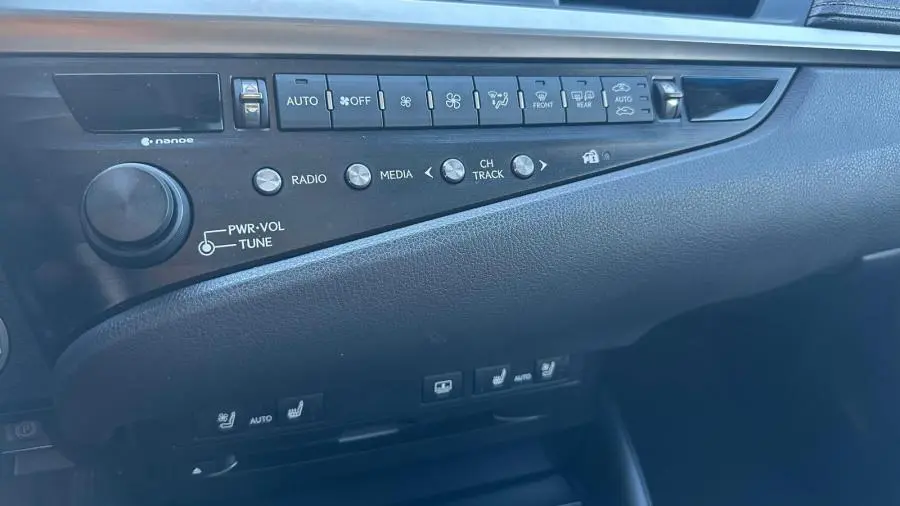 Lexus ES 300h Executive+ 15