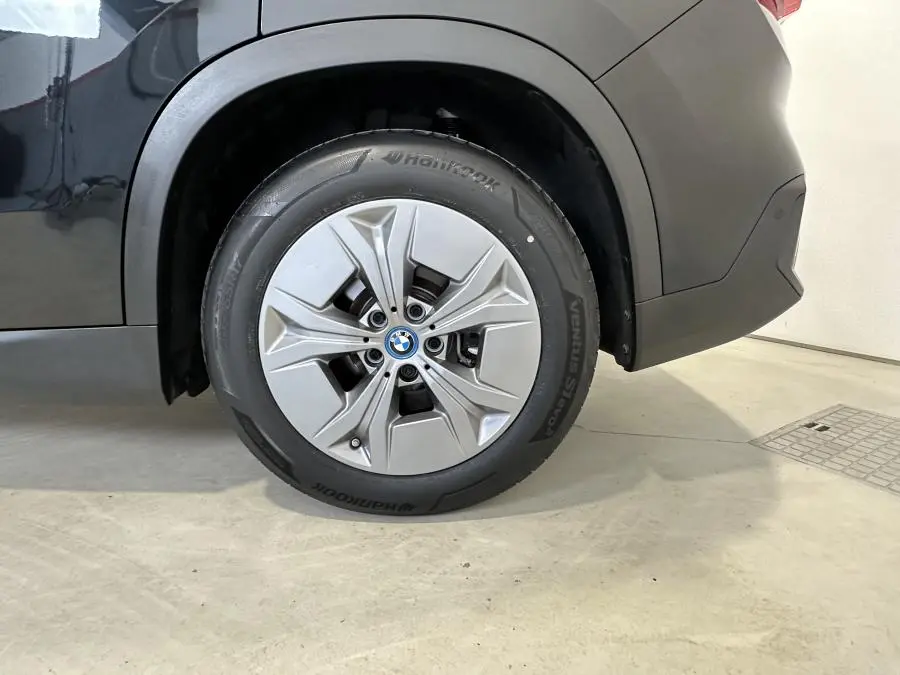 BMW iX1 xDrive30 8