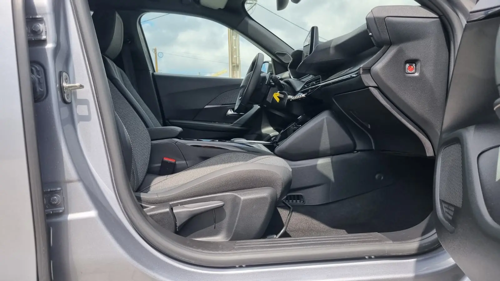 Peugeot 2008 1.2 Hybrid Allure 19
