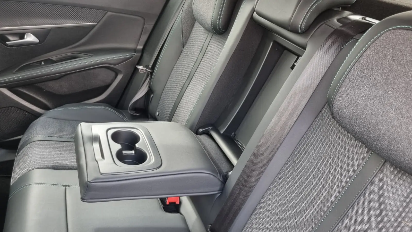 Peugeot 3008 1.6 Hybrid Allure e-EAT8 13