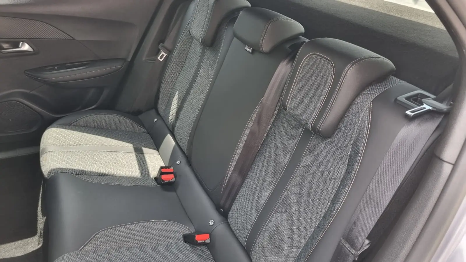 Peugeot 2008 1.2 Hybrid Allure 12