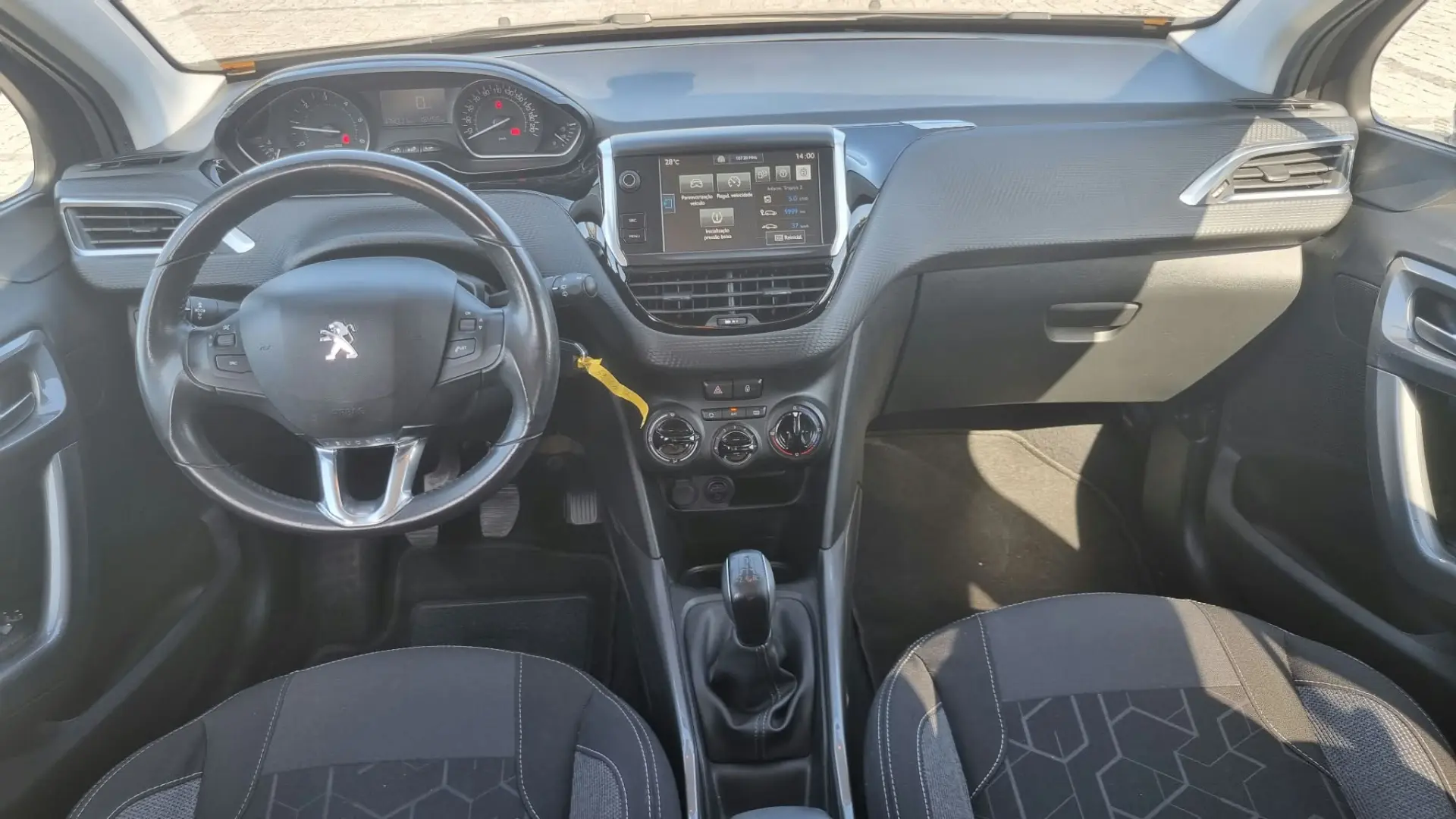 Peugeot 2008 1.6 BlueHDi Style 9