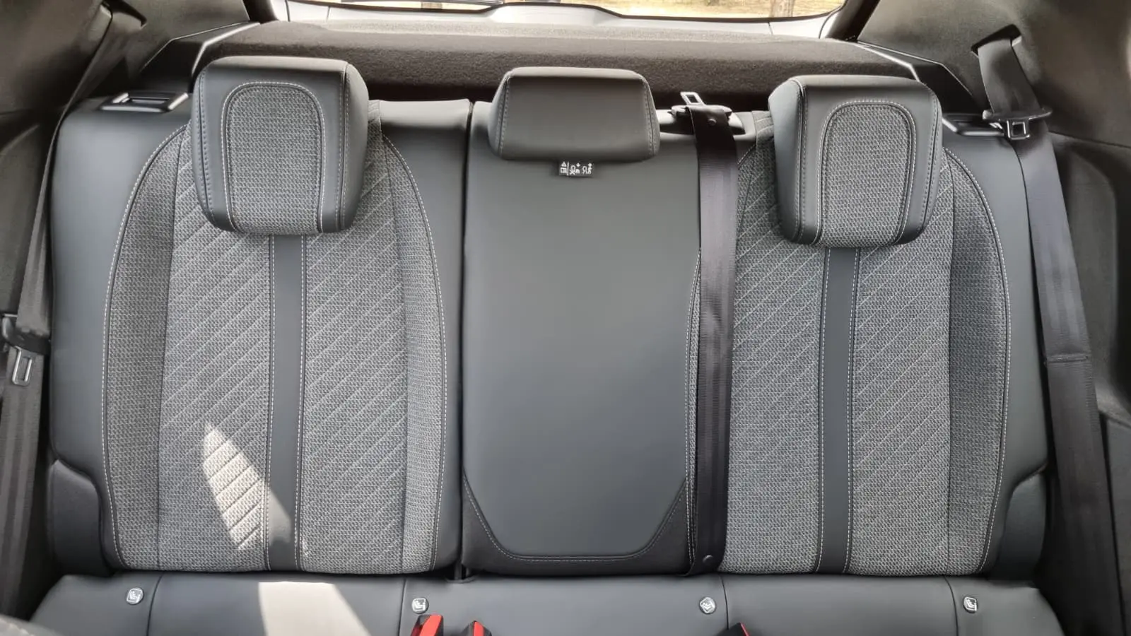 Peugeot 2008 1.2 Hybrid Allure 11