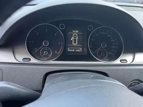 Volkswagen Passat 1.6 TDI BlueMotion 8