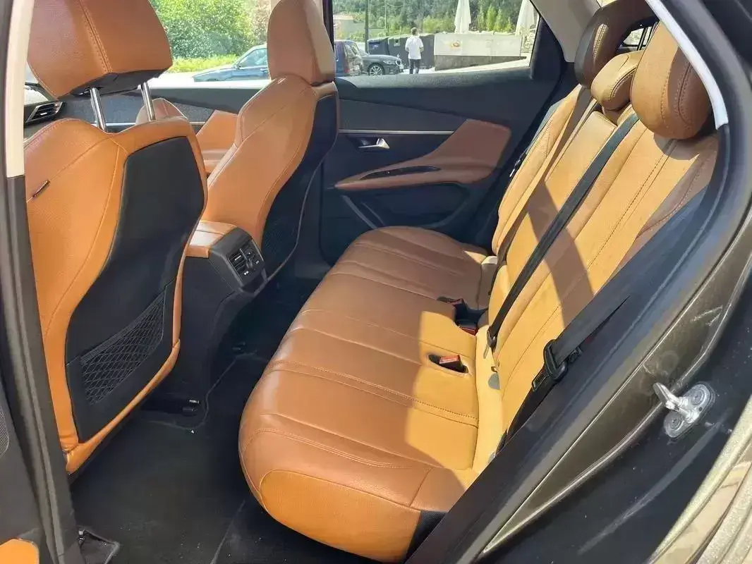 Peugeot 3008 PureTech 130 Stop & Start GPF Allure 9