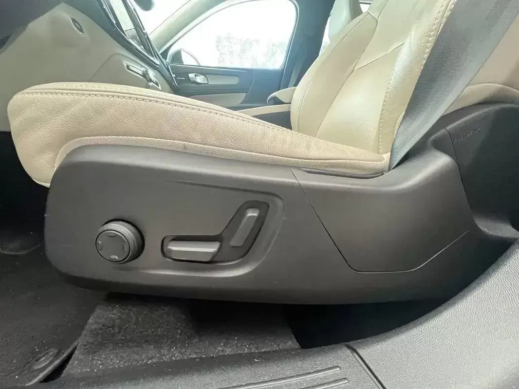 Volvo XC 40 1.5 T2 Plus Dark Auto 9