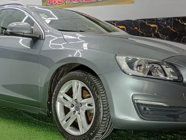 Volvo V60 2.0 D2 R-Design Momentum 8