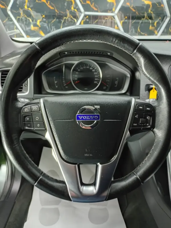 Volvo V60 2.0 D2 R-Design Momentum 16