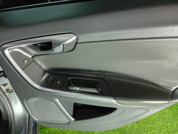 Volvo V60 2.0 D2 R-Design Momentum 27