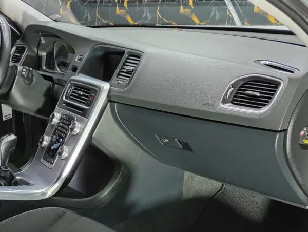 Volvo V60 2.0 D2 R-Design Momentum 32